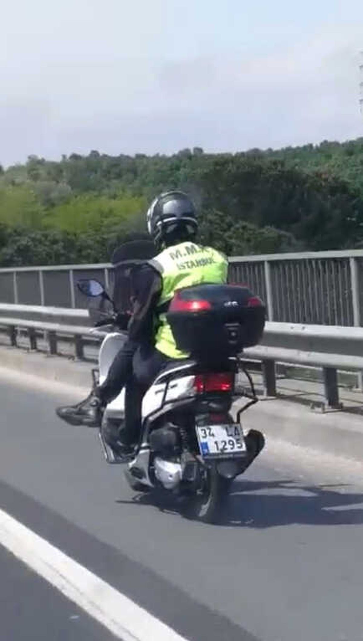 Bacak Bacak Üstüne Atan Motosiklet Sürücüsünün Adeta Bir Kahvesi Eksik