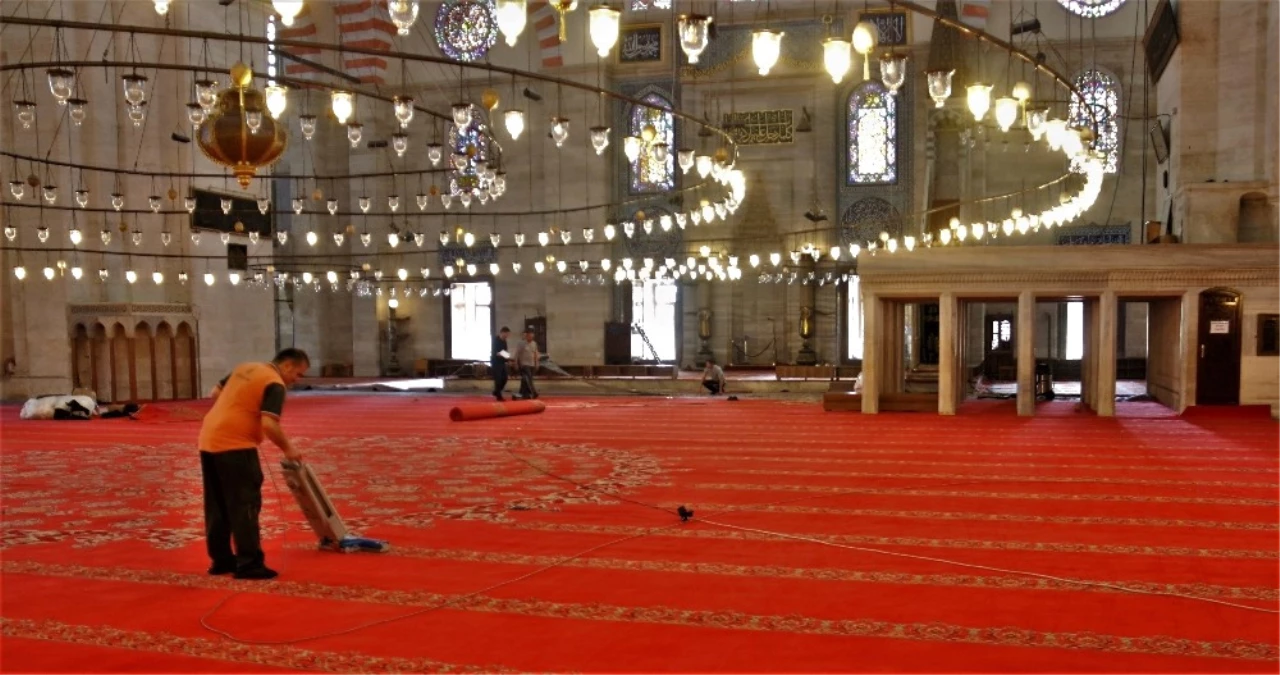 Süleymaniye Camii\'nin Halıları Değişiyor