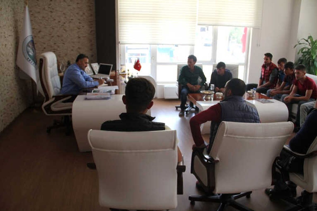 Soysallı Mahallesinin Gençleri Başkan Cabbar\'ı Ziyaret Etti