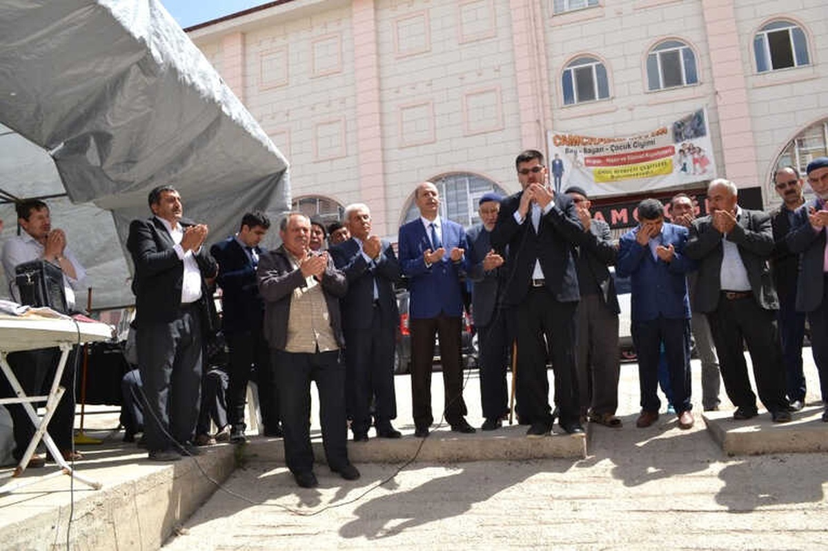 Şuhut\'ta Hisar İlim ve Kültüre Hizmet Derneği Tarafından Kermes Açıldı
