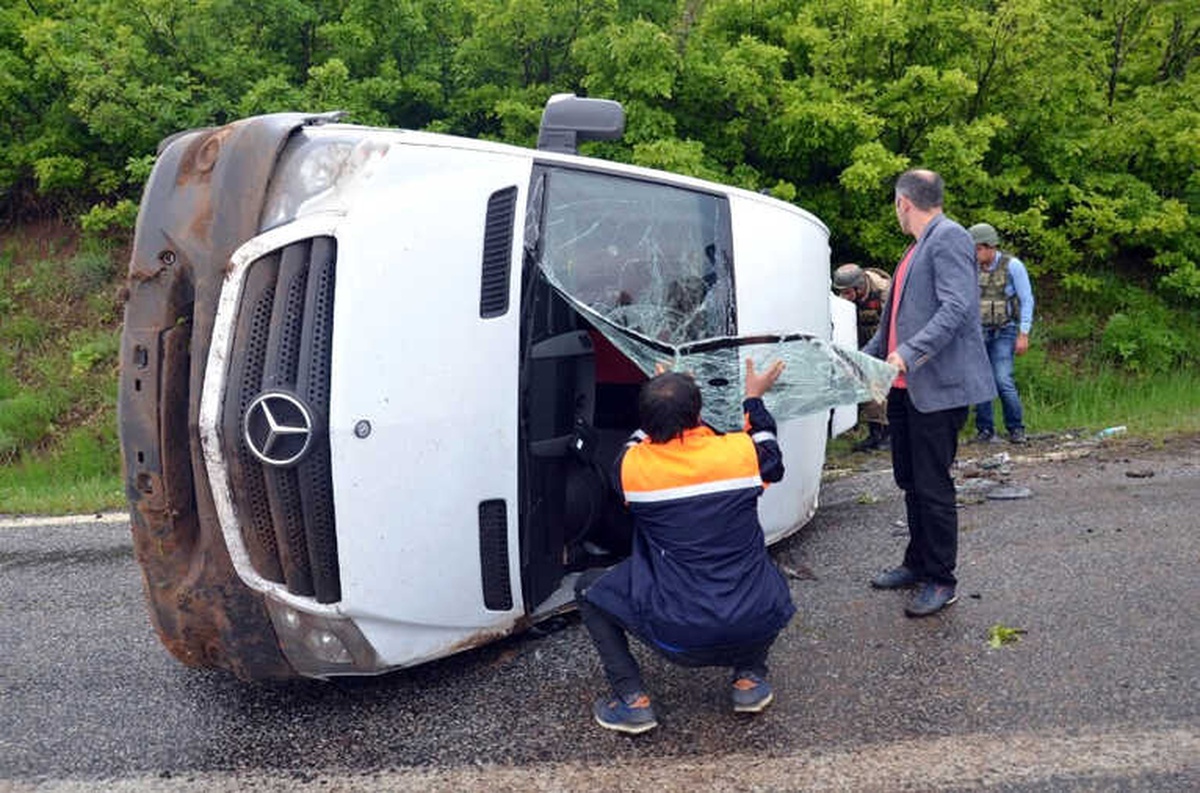 Voleybolcu Öğrencileri Taşıyan Minibüs Kaza Yaptı: 13 Yaralı