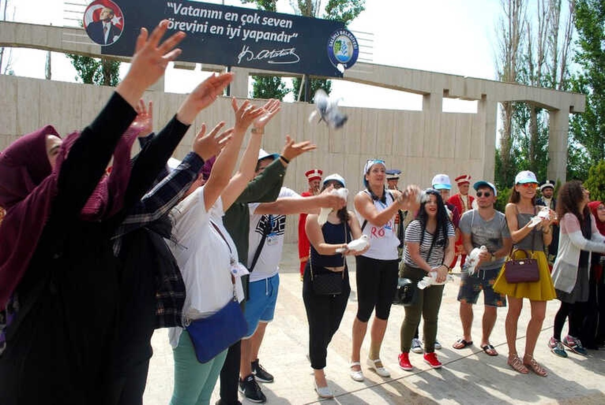 Yabancı Öğrenciler Ayrımcılığa Karşı Yürüyüp, Güvercin Uçurdular