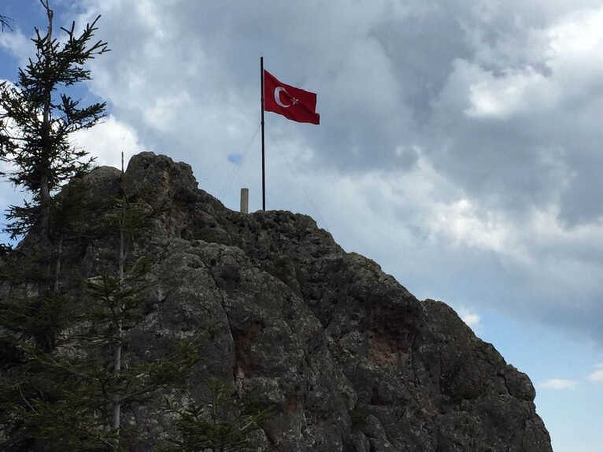 Yıpranan Türk Bayrağı Yenilendi