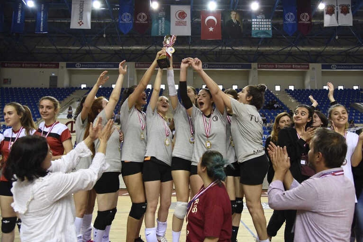 35. Bahar Şenlikleri Voleybol Turnuvası\'nda Kupalar Sahiplerini Buldu