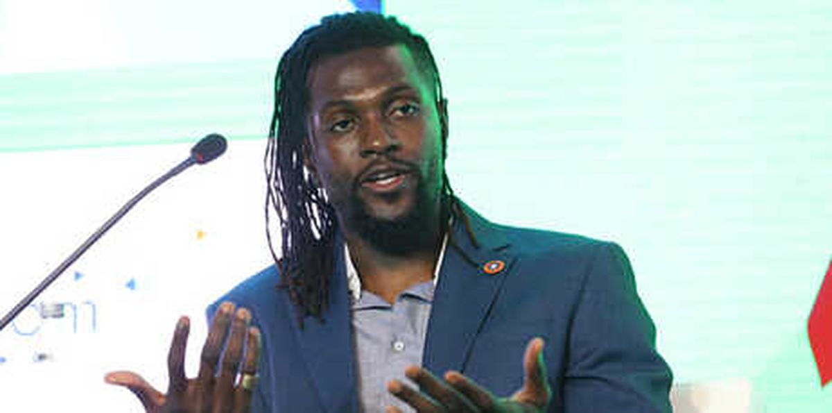 Adebayor: \'Kafan Yarılsa da Maçı Tamamla!\'