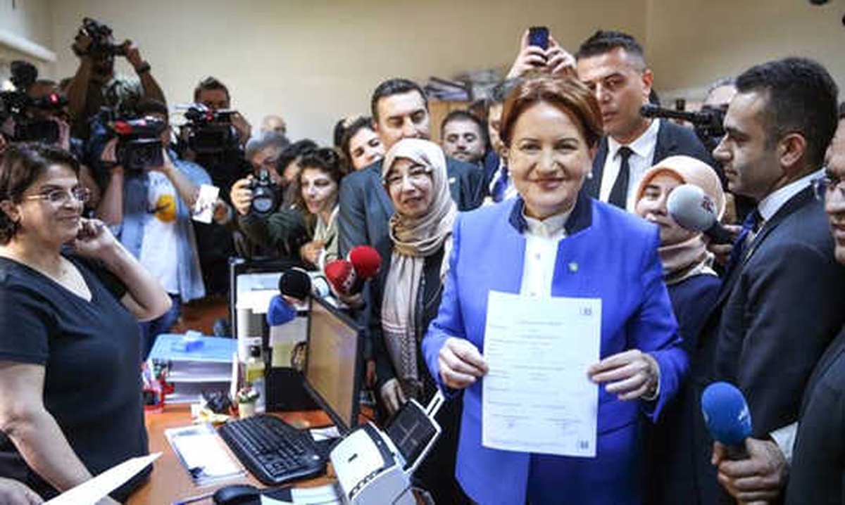 Akşener, Cumhurbaşkanlığı Adaylığı İçin İmza Attı