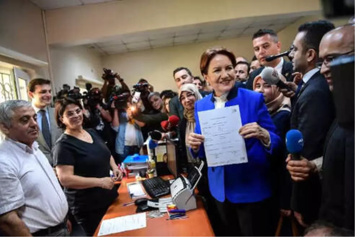 Akşener, Cumhurbaşkanlığı Adaylığı İçin İmza Attı! CHP\'lilerden de Destek Geldi