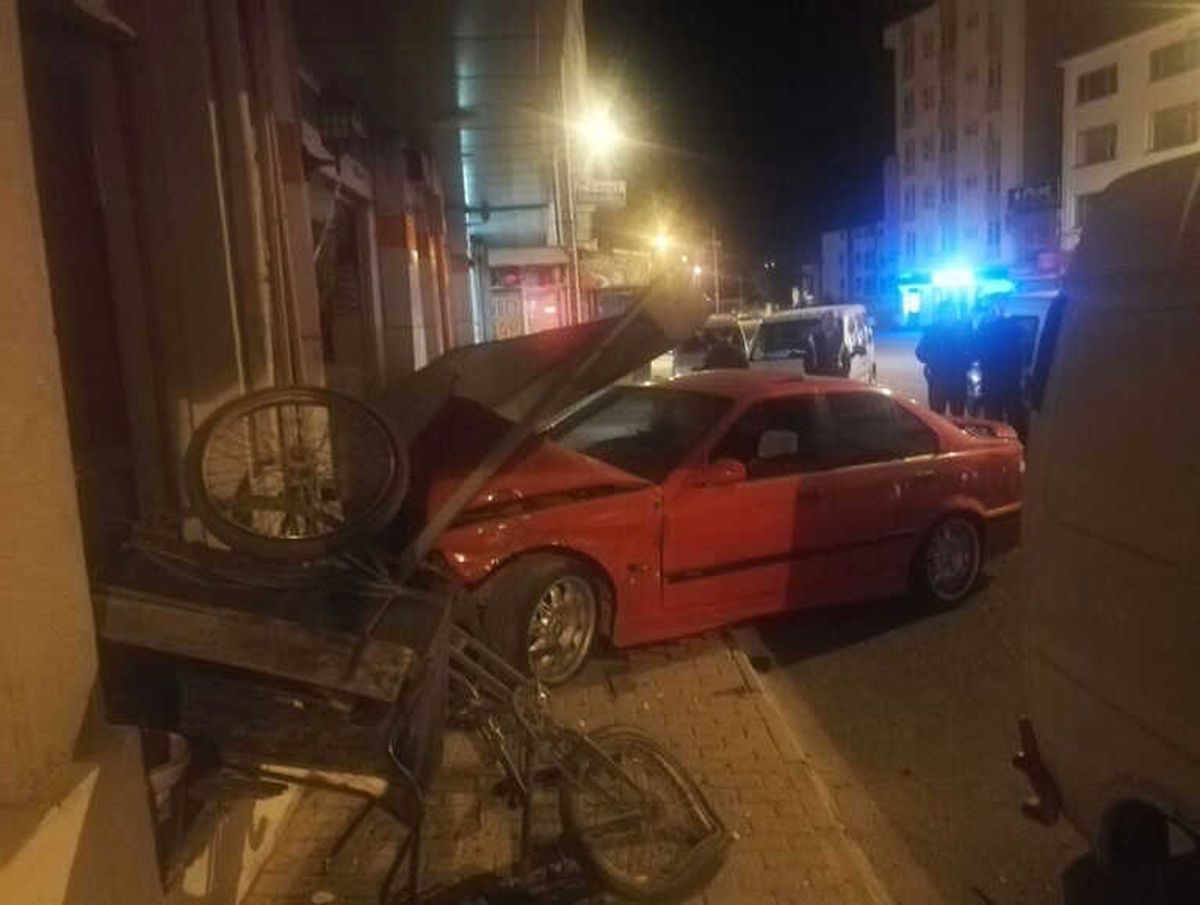 Alkollü Sürücü Önce Bisiklete Ardından İş Yerine Çarptı