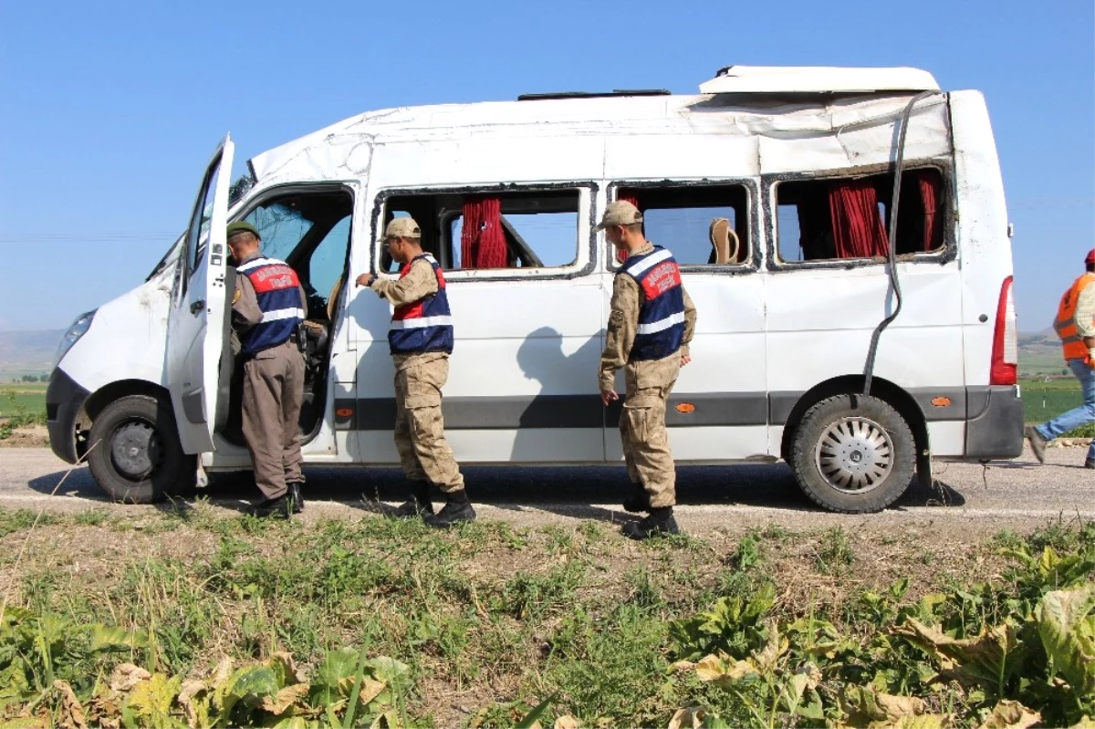 Amasya\'da Öğretmen ve Öğrencileri Taşıyan Minibüs Kaza Yaptı: 10 Yaralı