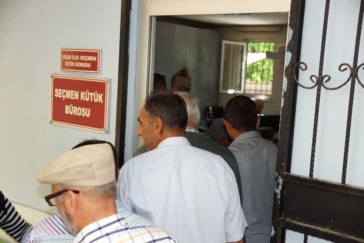 Aydın\'da Partililer İmza Vermek İçin Sıraya Girdi