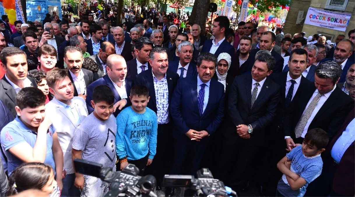 Bakan Osman Aşkın Bak, Esenler\'de Çocuk Sokağı Açılışına Katıldı