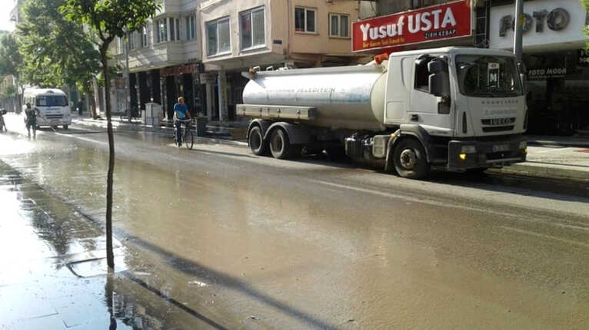 Belediye Ekiplerince Çarşı Merkezinde Temizlik Yapıldı