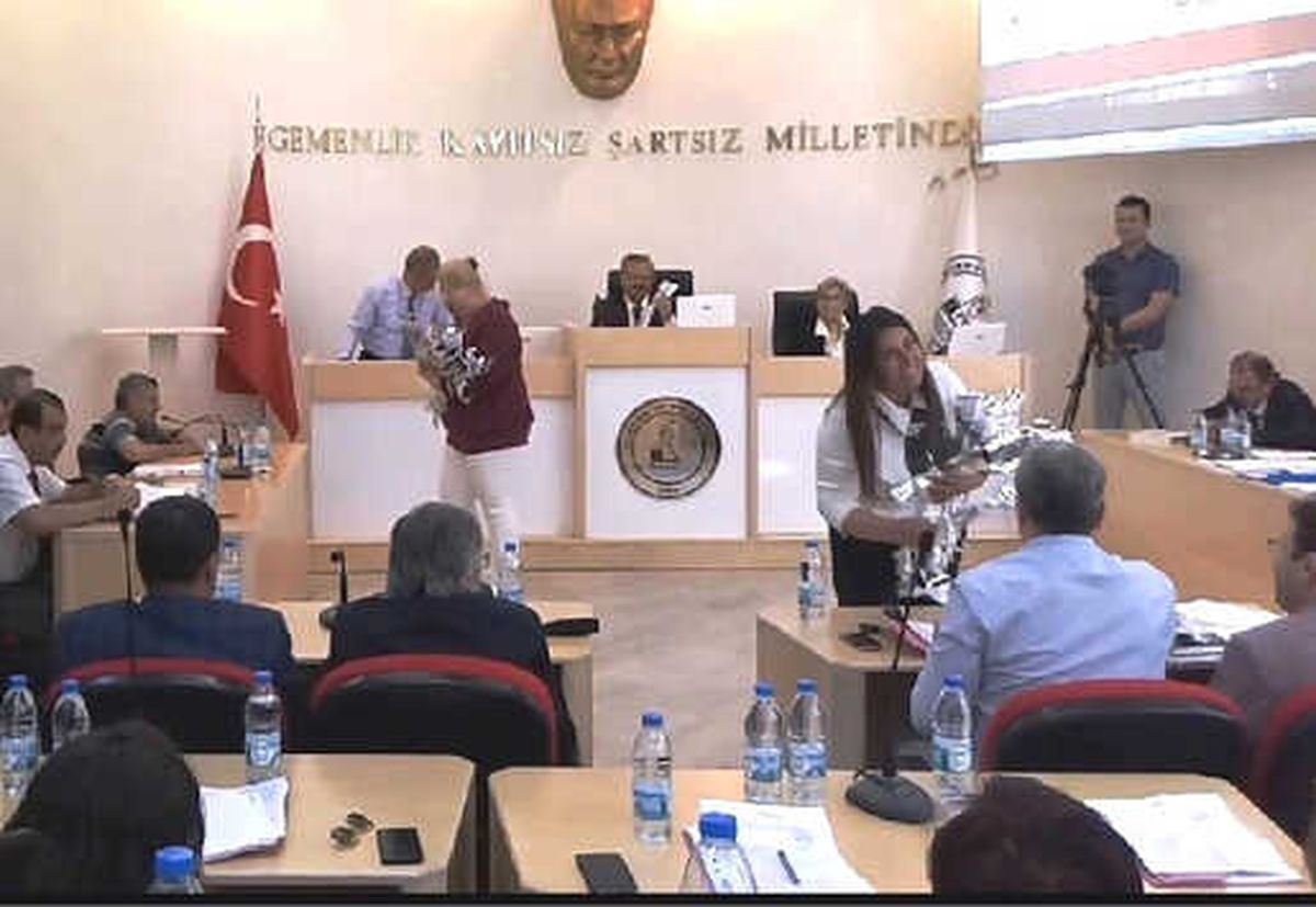 Burhaniye\'de Başkan ve Meclis Üyelerine Engelli Teşekkürü