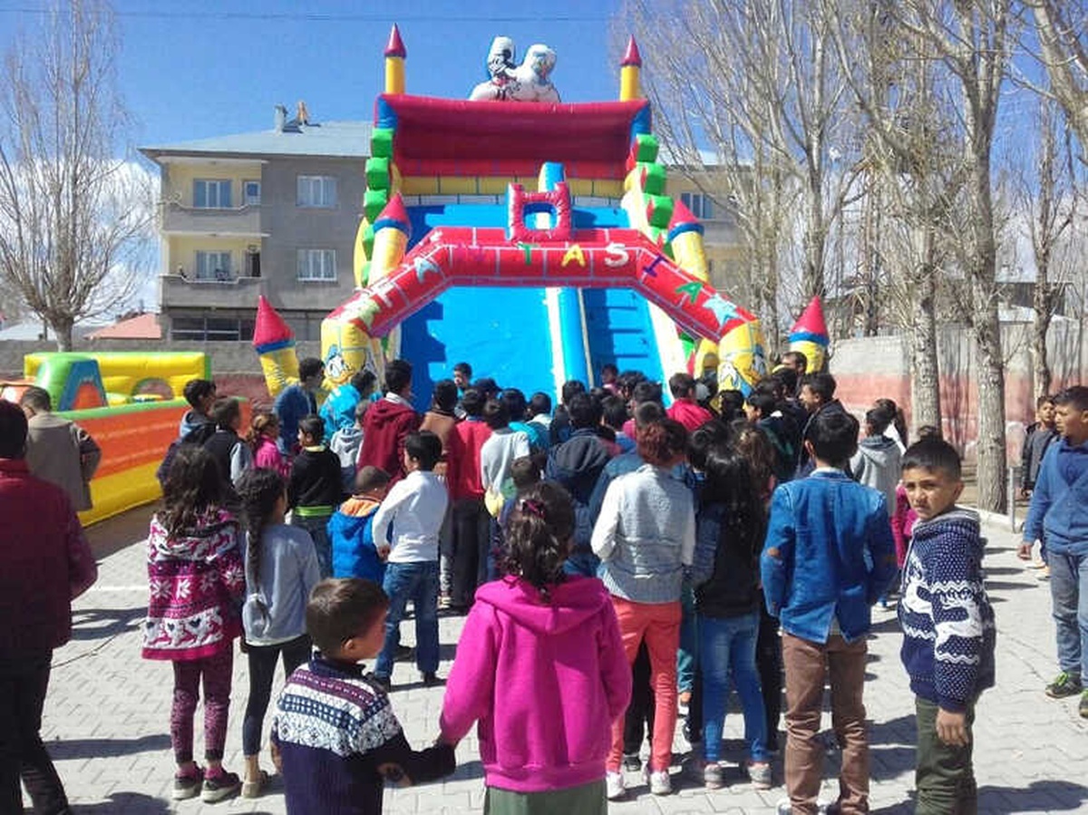 Çaldıran Belediyesinden \'Şişme Oyun Grubu\' Hizmeti