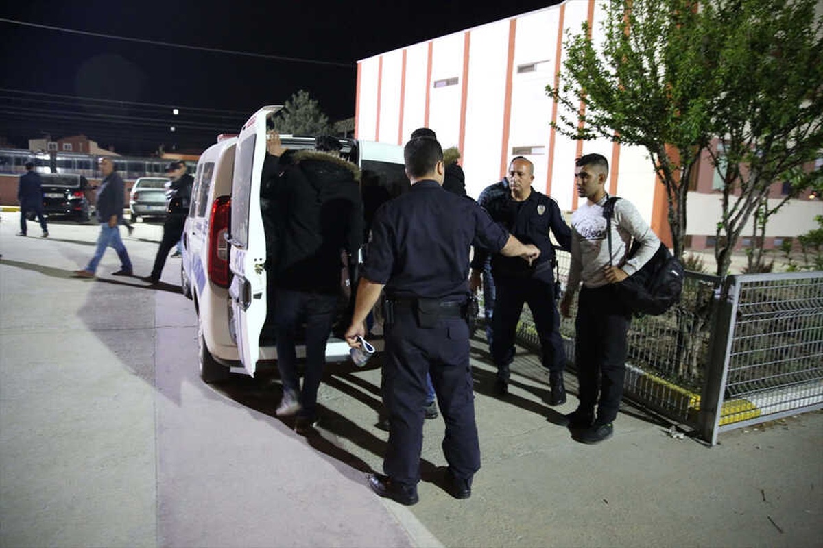 Cezayirli Kaçaklar Tren İstasyonunda Yakalandı