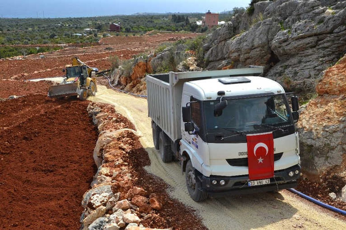 Erdemli Belediyesi\'nin Yol Çalışmaları Devam Ediyor
