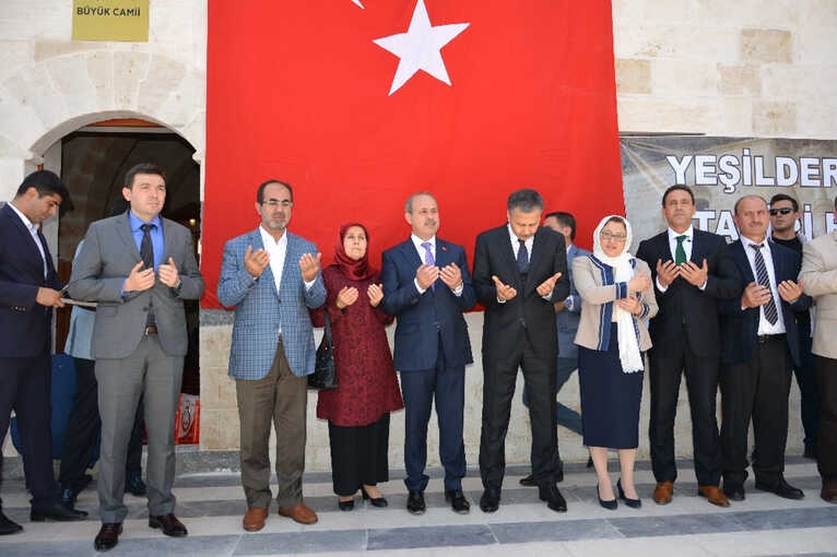 Gaziantep\'te Restore Edilen Tarihi Cami Yeniden İbadete Açıldı