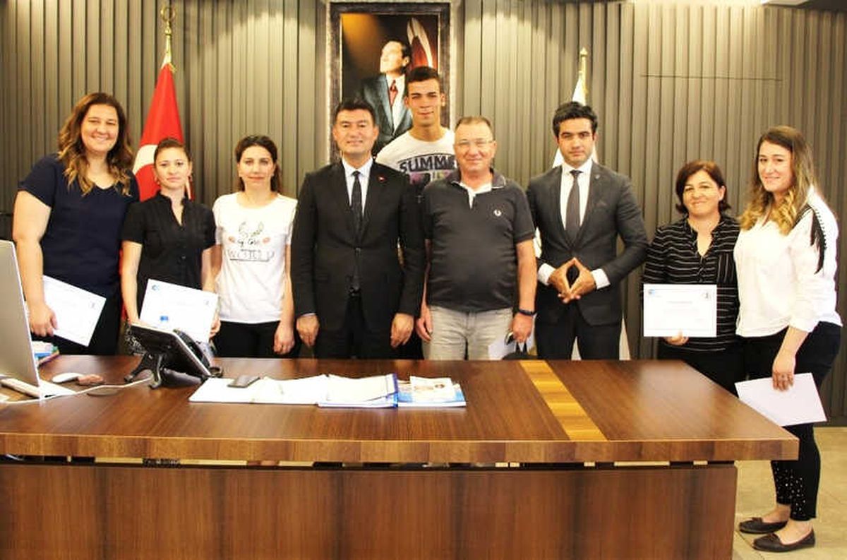 Girişimciler Sertifikalarını Başkan Akın\'ın Elinden Aldı