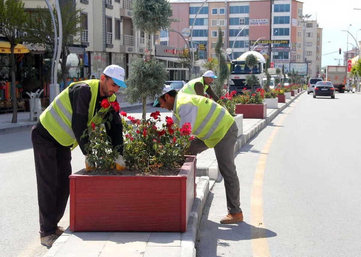İki Nisan Caddesi Çiçeklerle Süslendi