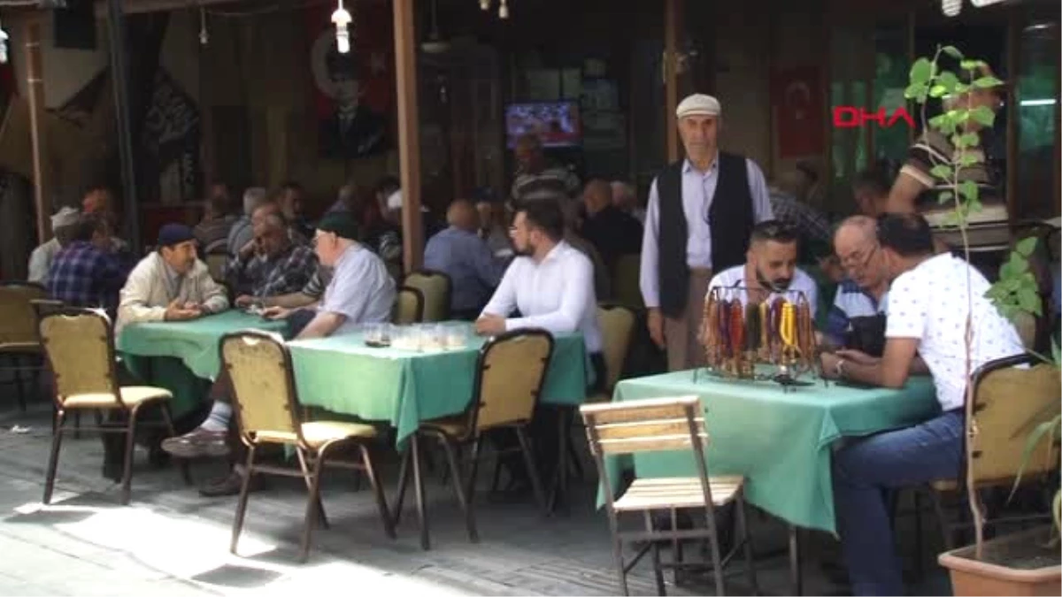 İzmir Annesinin Yaptığı Tatlıları Satarak Kazandığı Parayla Milletvekili Aday Adaylığına Başvurdu