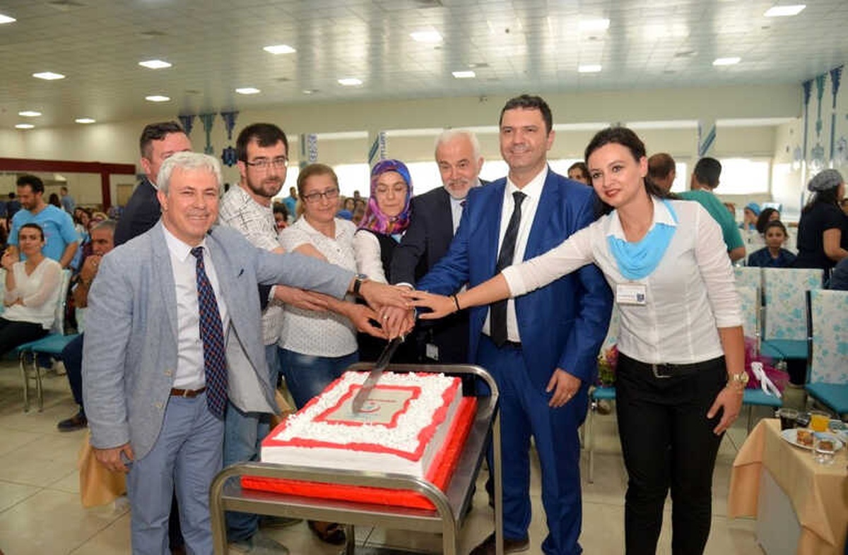 Kadroya Geçen Çalışanlar Sevinçlerini Pasta Keserek Kutladılar