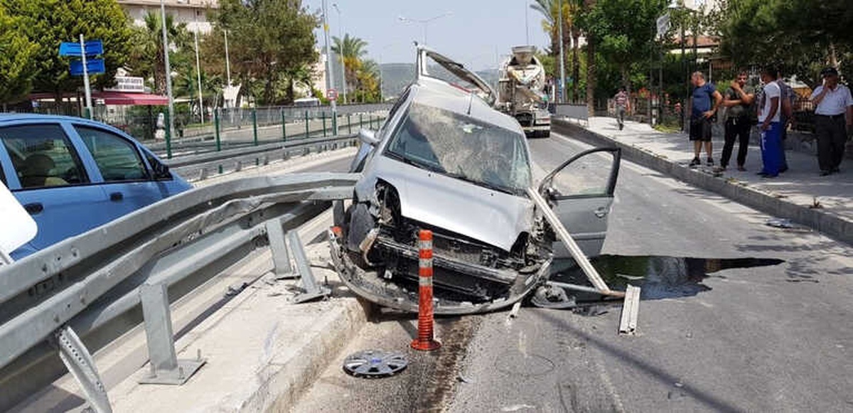 Kuşadası\'nda Beton Mikseri ile Otomobil Çarpıştı, 1 Yaralı