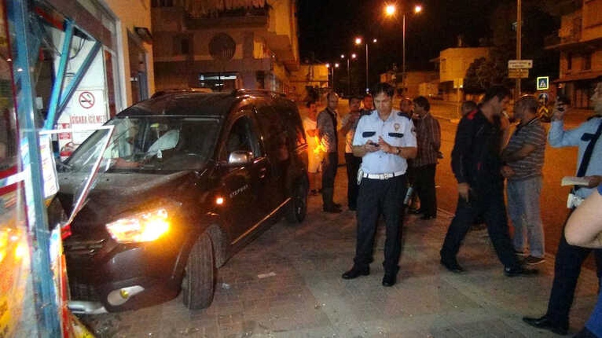 Manavgat\'ta Alkollü Sürücü Otomobiliyle Markete Girdi