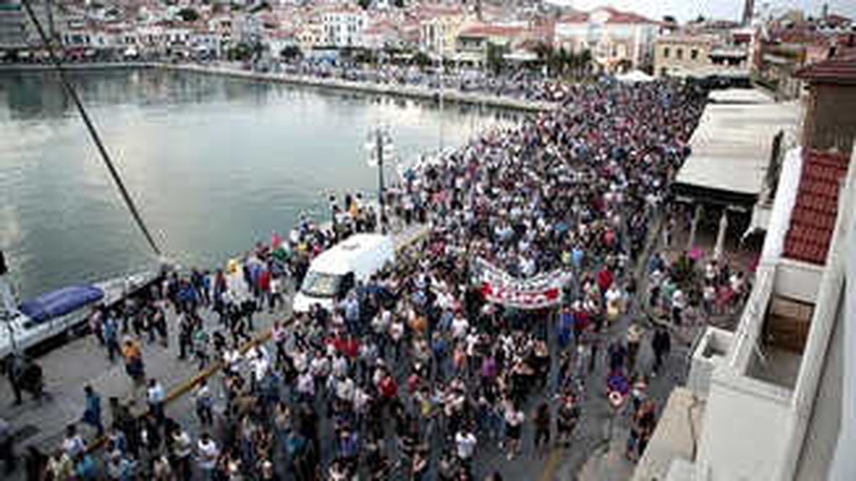 Midilli Adası\'nın Sakinlerinden Sığınmacılara Protesto