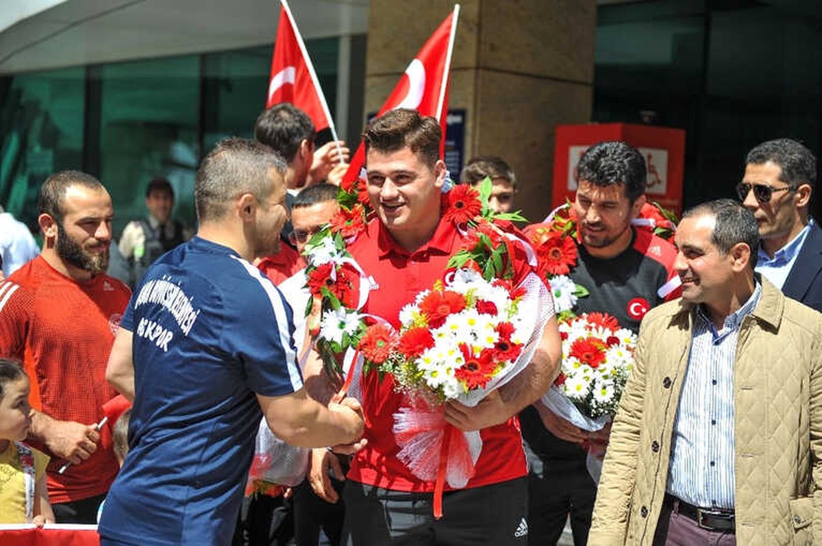 Milli Güreşçi Kayaalp\'e Coşkulu Karşılama