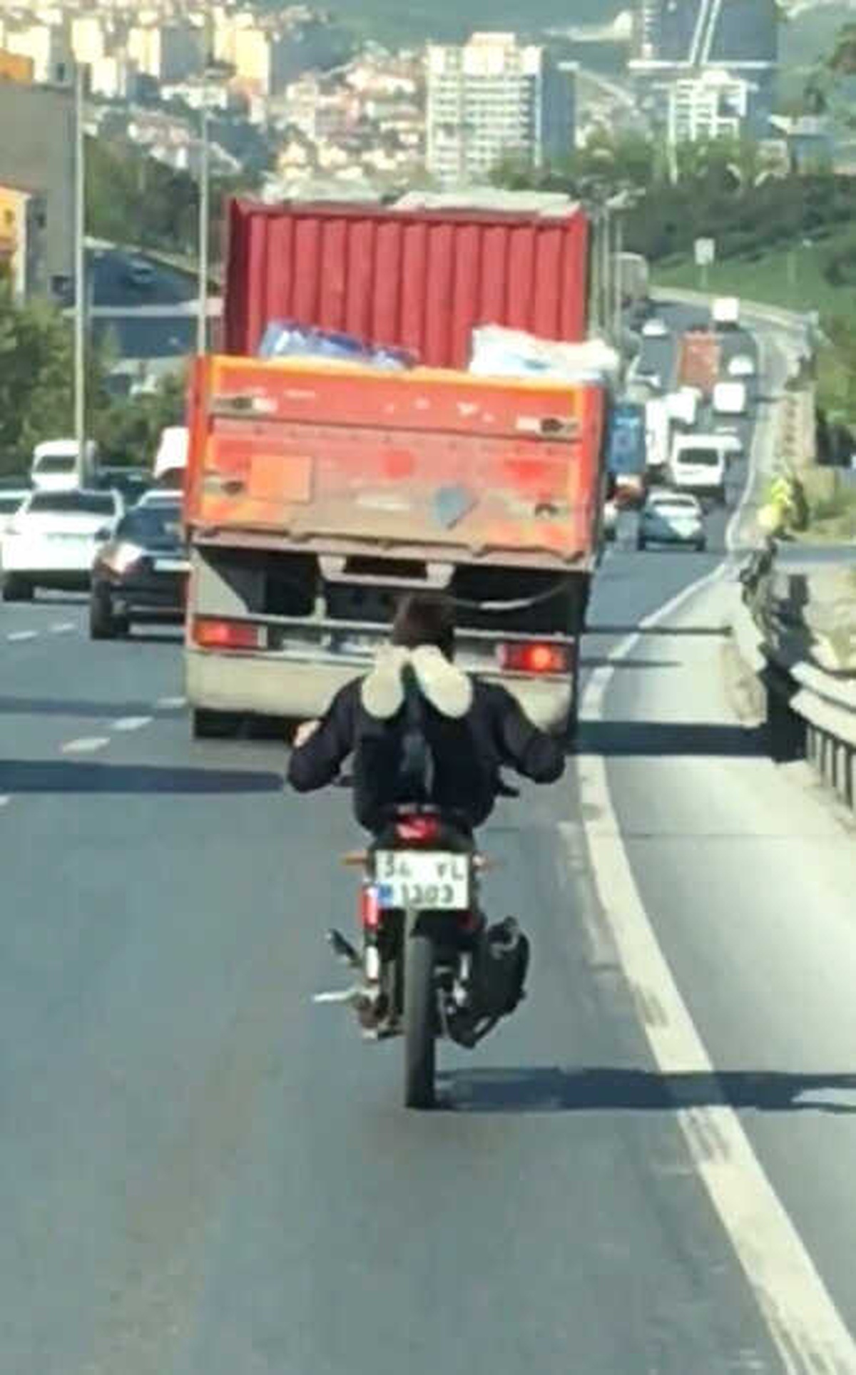 Motosikletin Üzerine Yatarak İlerleyen Sürücü Kamerada
