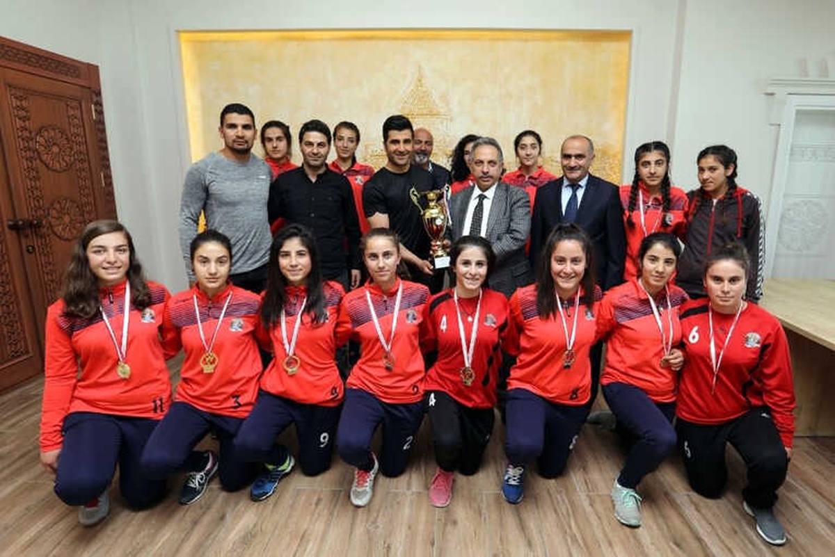 Şampiyon Kızlardan Yalçın\'a Ziyaret