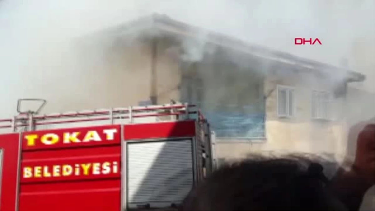 Tokat\'ta Otomobilde Çıkan Yangın Evlere Sıçradı