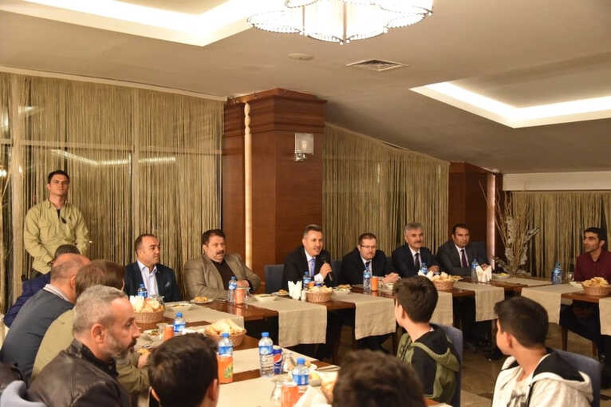 Vali Elban Kocaeli\'den Gelen Öğrencilerle Bir Araya Geldi