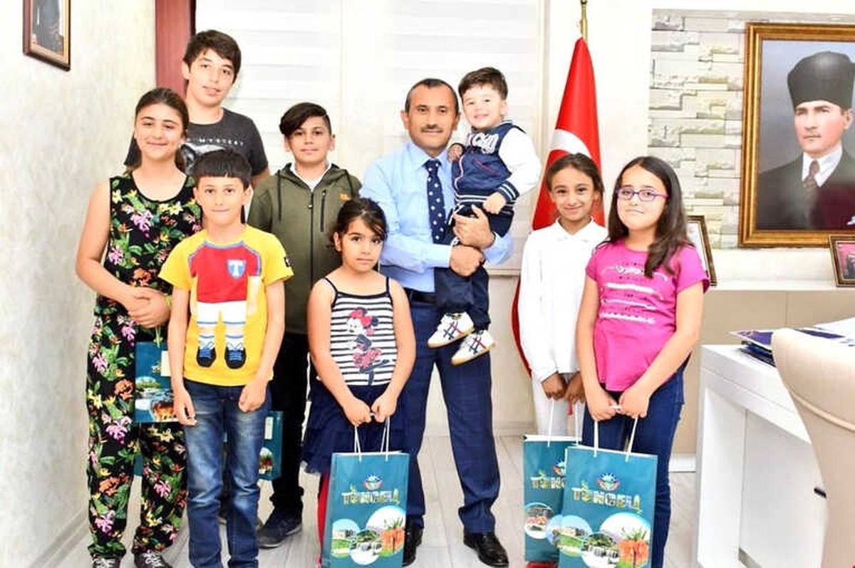 Vali Sonel, Mahallede Karşılaştığı Çocukları Makamda Ağırladı