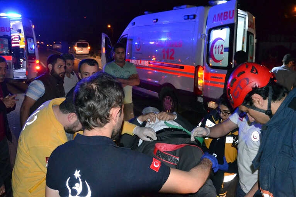 Yolcu Otobüsü ile Otomobil Çarpıştı: 3 Yaralı