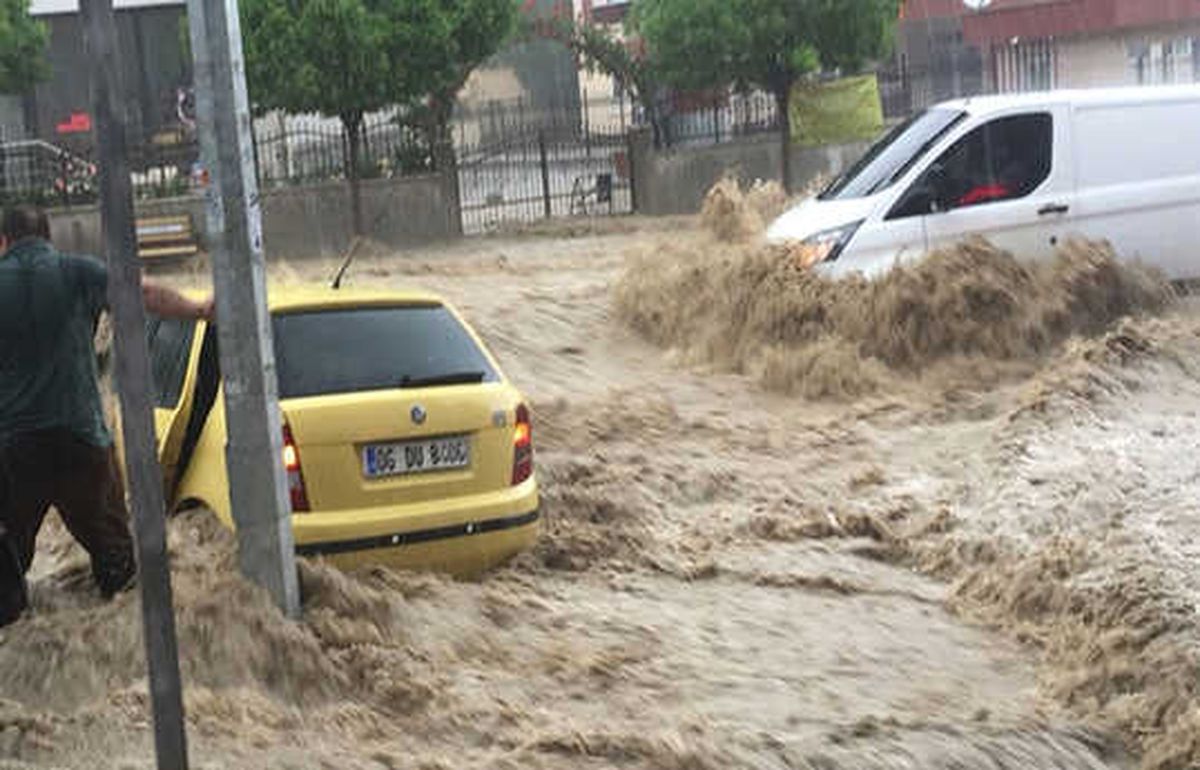 Ankara Mamak\'ta Sağanak Yağış Sele Neden Oldu