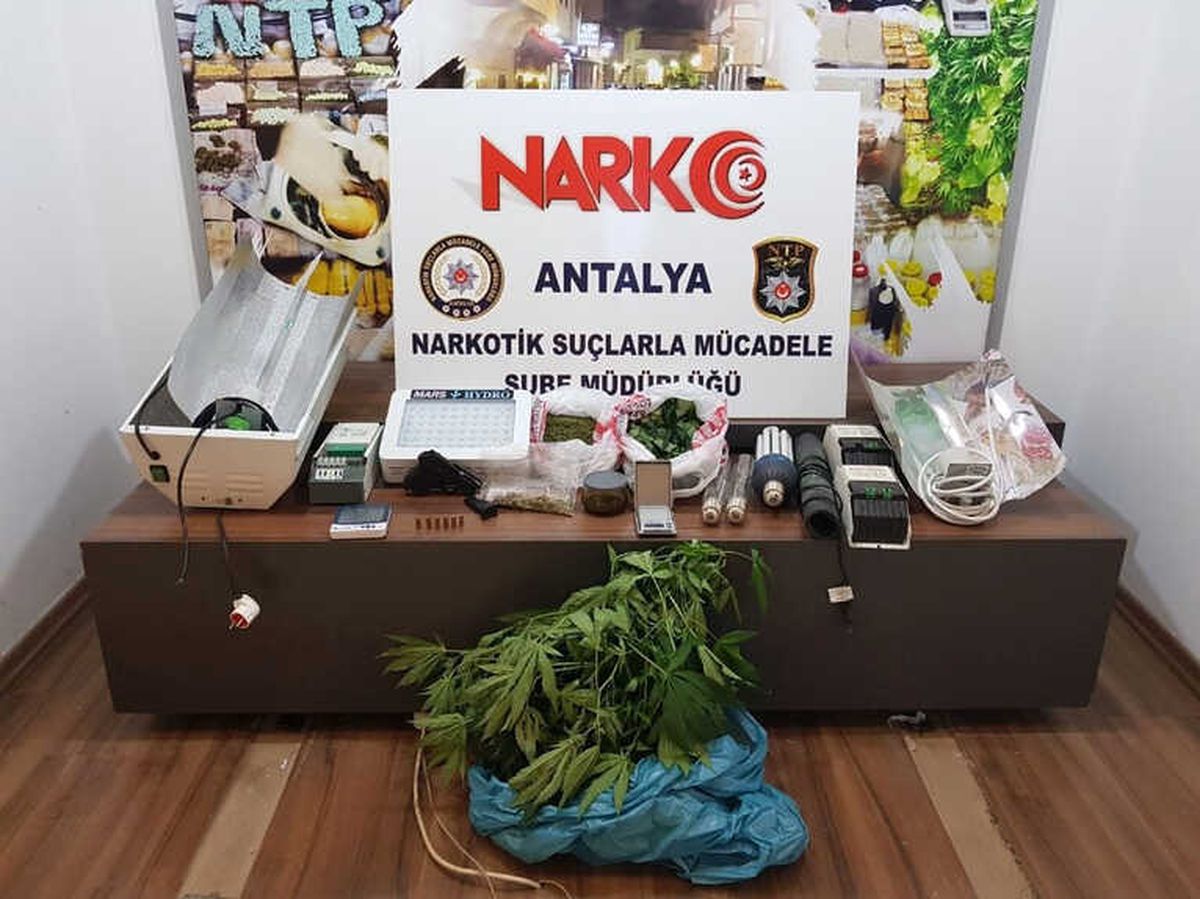 Antalya\'da İki Ayrı Uyuşturucu Operasyonunda \'İ Belçika Uyruklu 8 Kişi Gözaltın Alındı