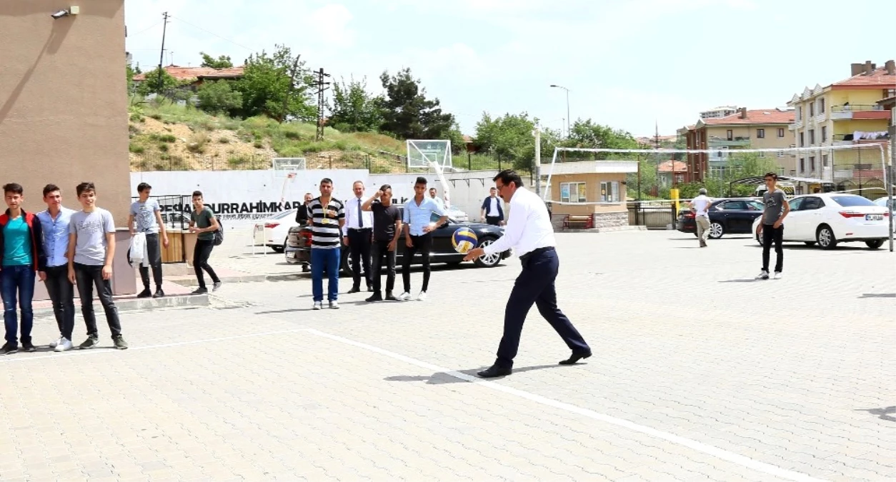 Başkan Ak Gençlerle Voleybol Oynadı