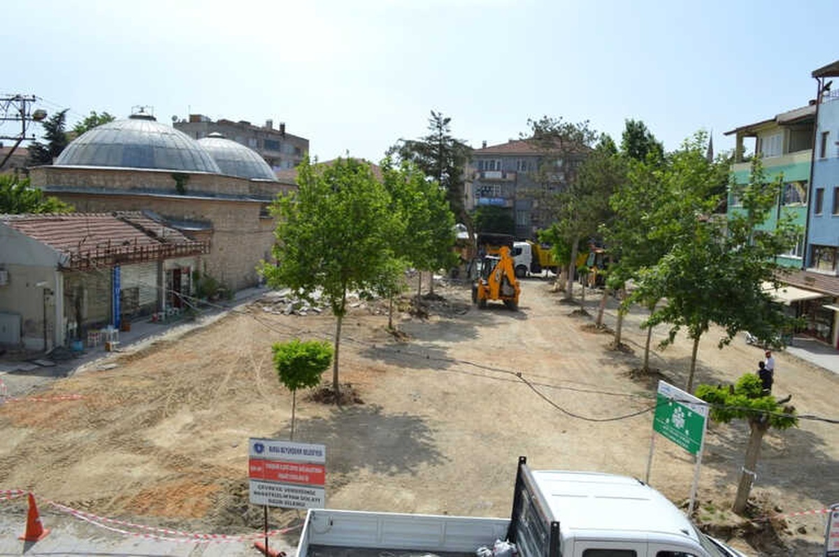 Belediye Meydanı Bayrama Hazır