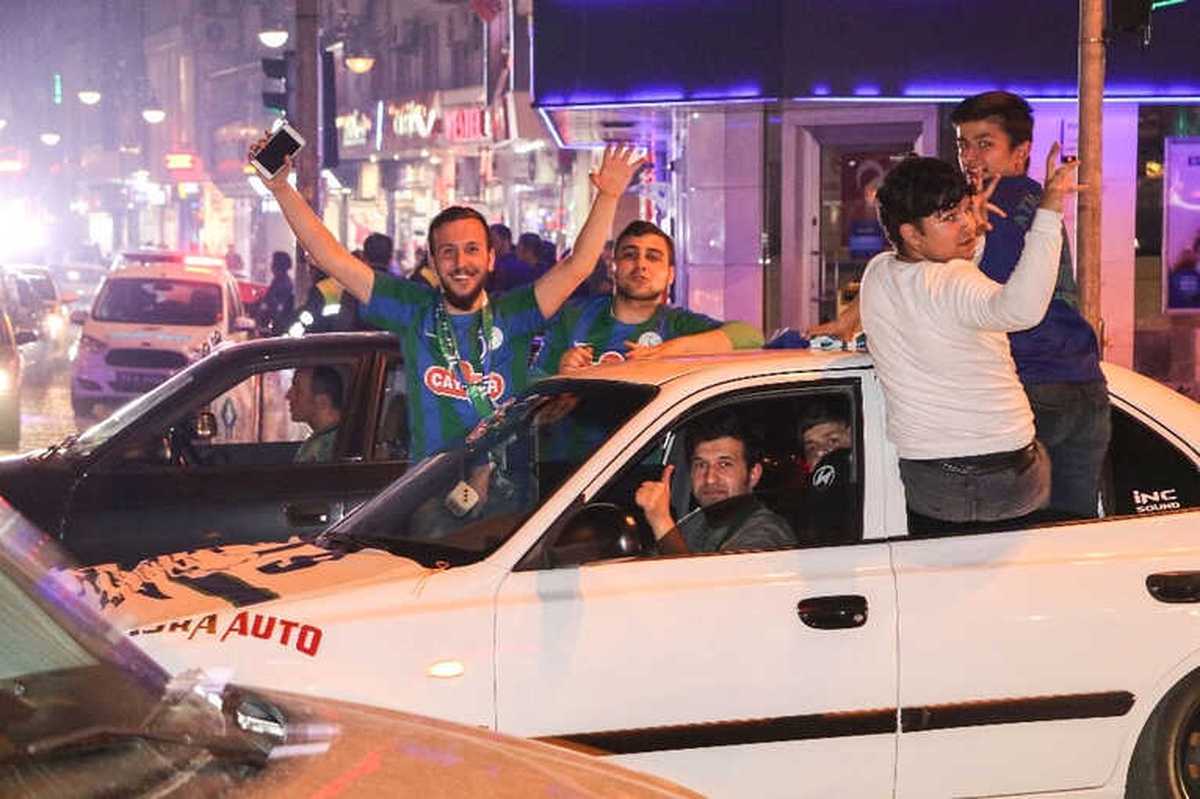 Çaykur Rizespor\'un Şampiyonluğunun Ardından Rize\'de Sevinç Kutlamaları