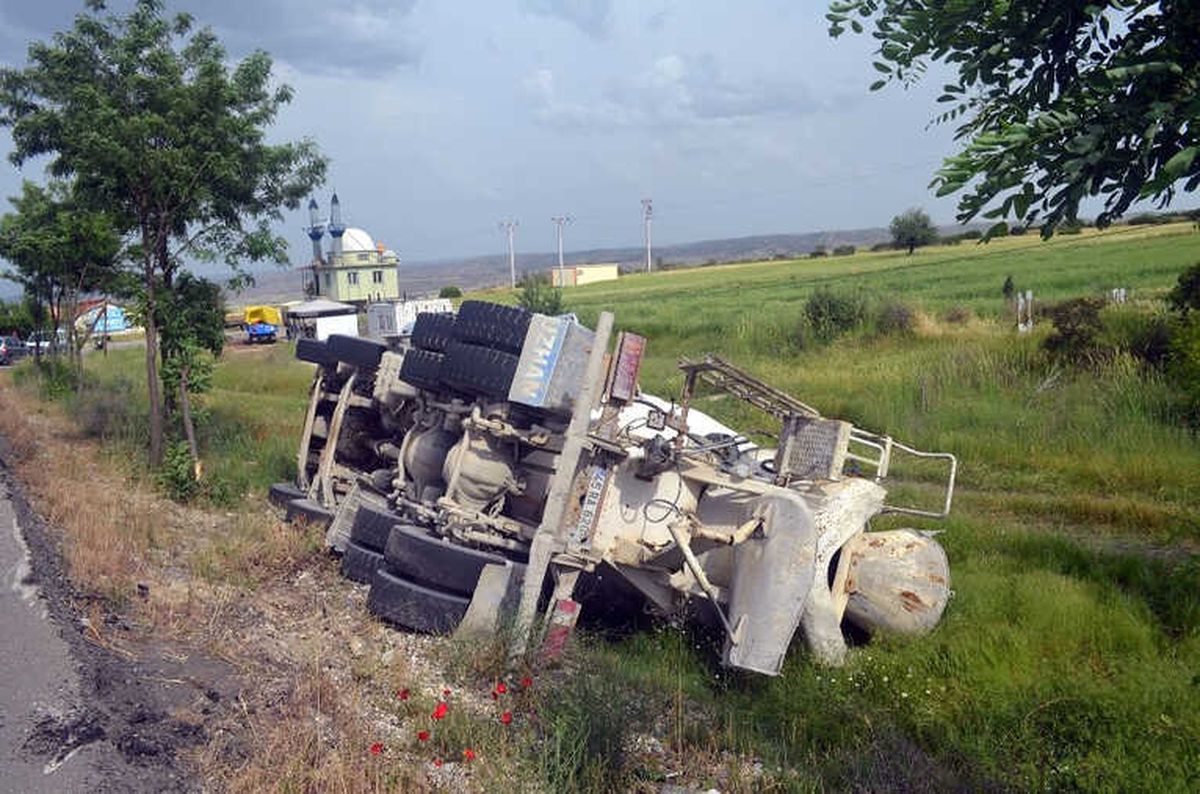 Devrilen Beton Mikserinin Sürücüsü Hayatını Kaybetti