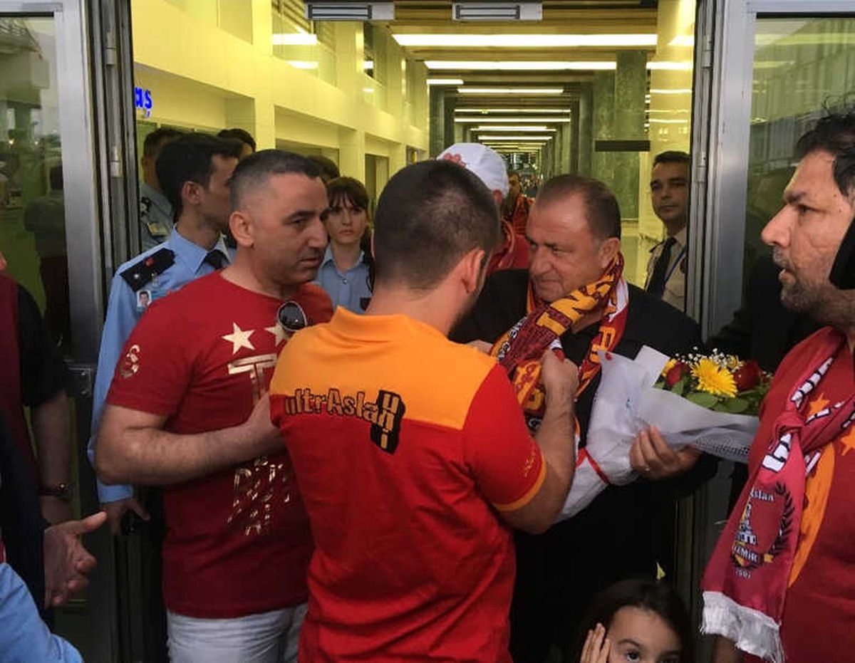 Galatasaray İzmir\'de Coşkuyla Karşılandı