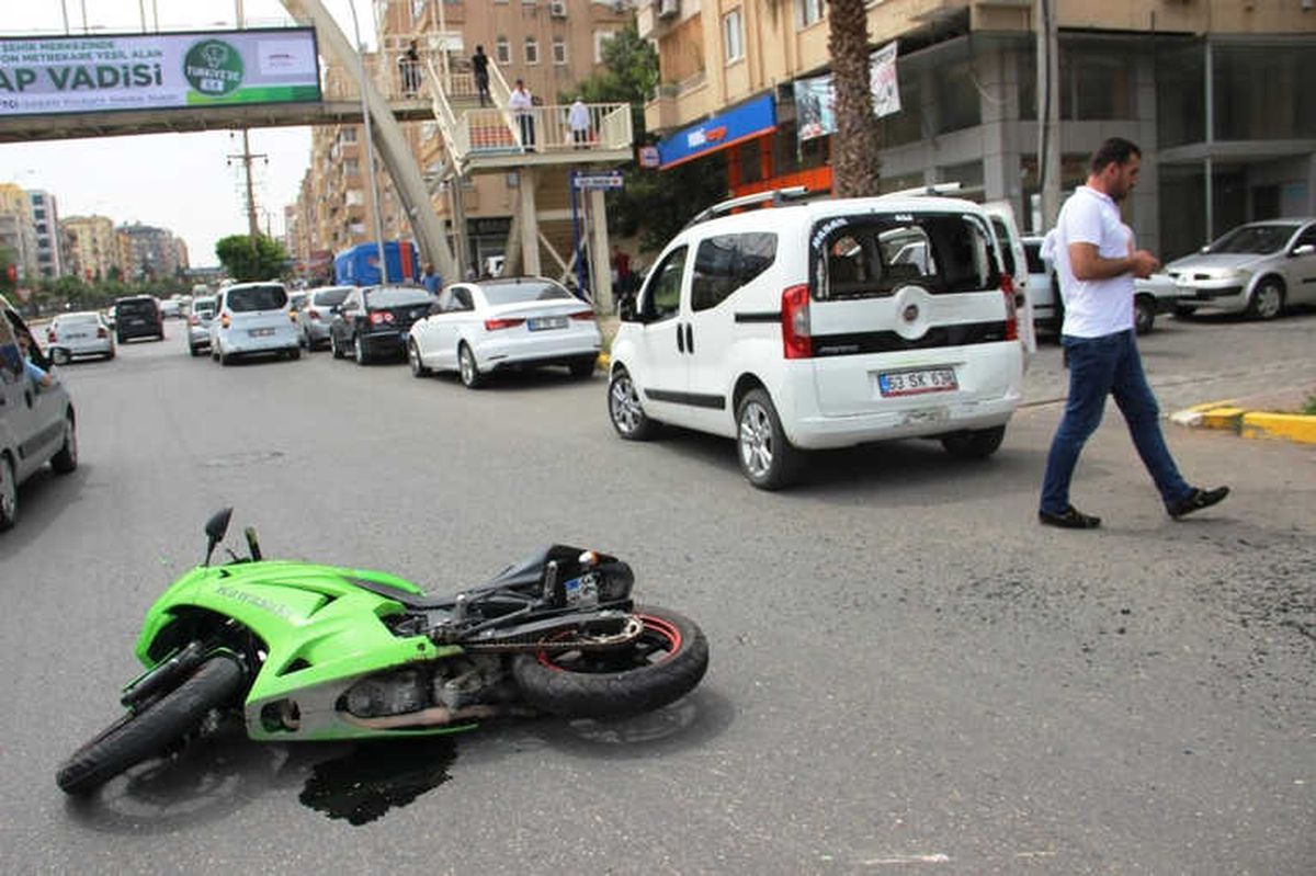 Hafif Ticari Araca Çarpan Motosikletli Yaralandı