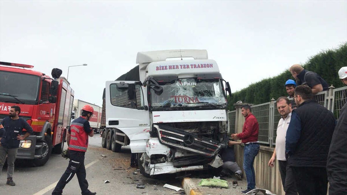 Hendek\'te Trafik Kazası: 2 Yaralı