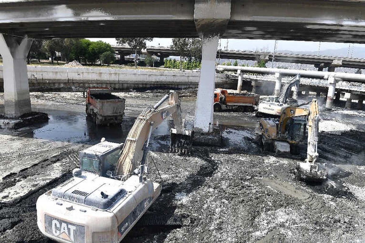 İzmir\'in Derelerinden 10 Günde 20 Bin Ton Atık Çıkarıldı