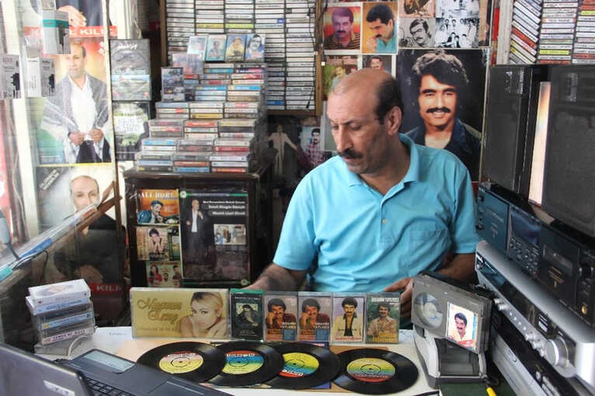 Kasetlere İlgi Azalınca Taş Plak Koleksiyonunu Sattı