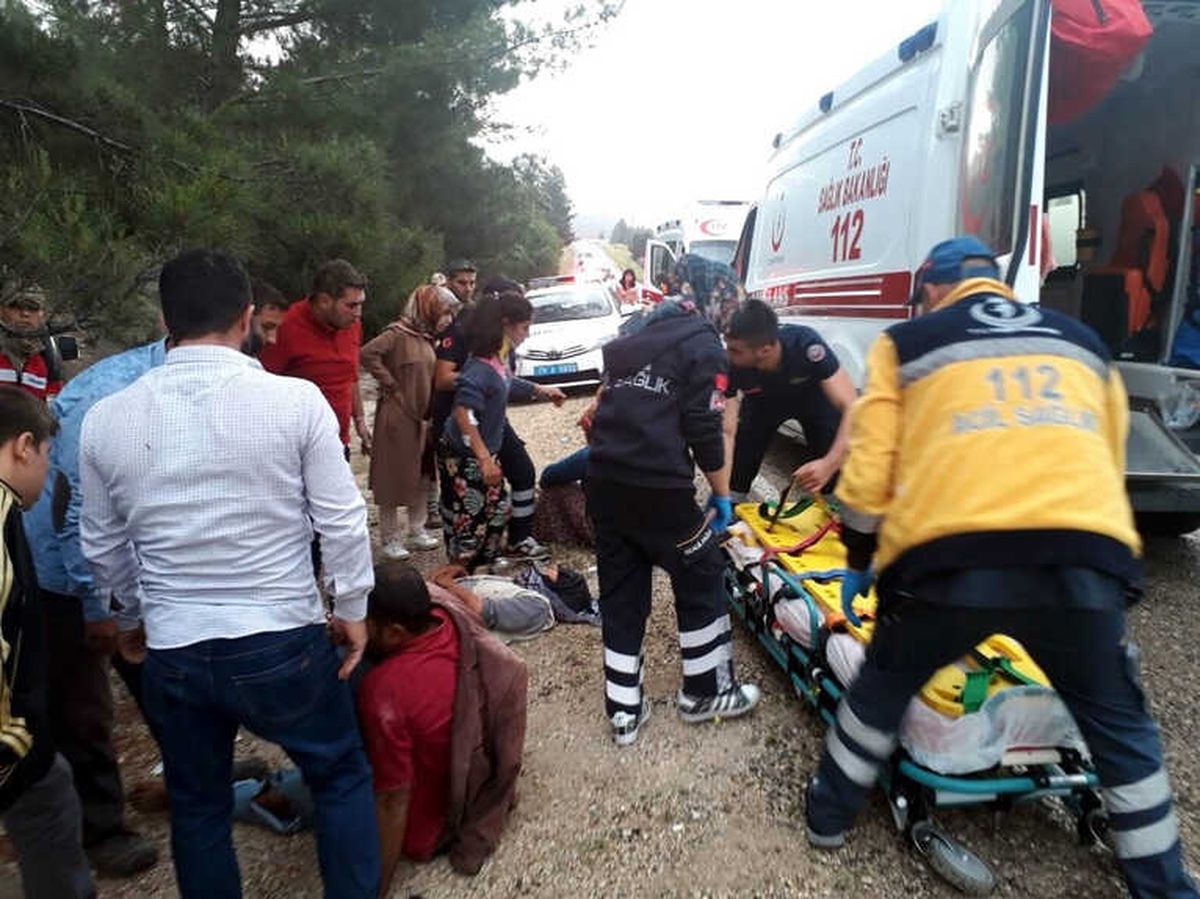 Kilis\'te Minibüs ile Hafif Ticari Araç Çarpıştı: 12 Yaralı