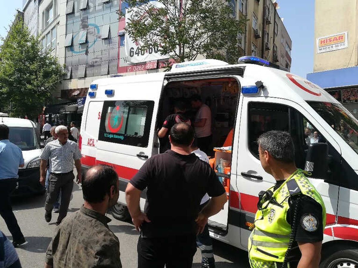 Kocaeli\'de Sokak Ortasında Silahlı Kavga: 1 Yaralı