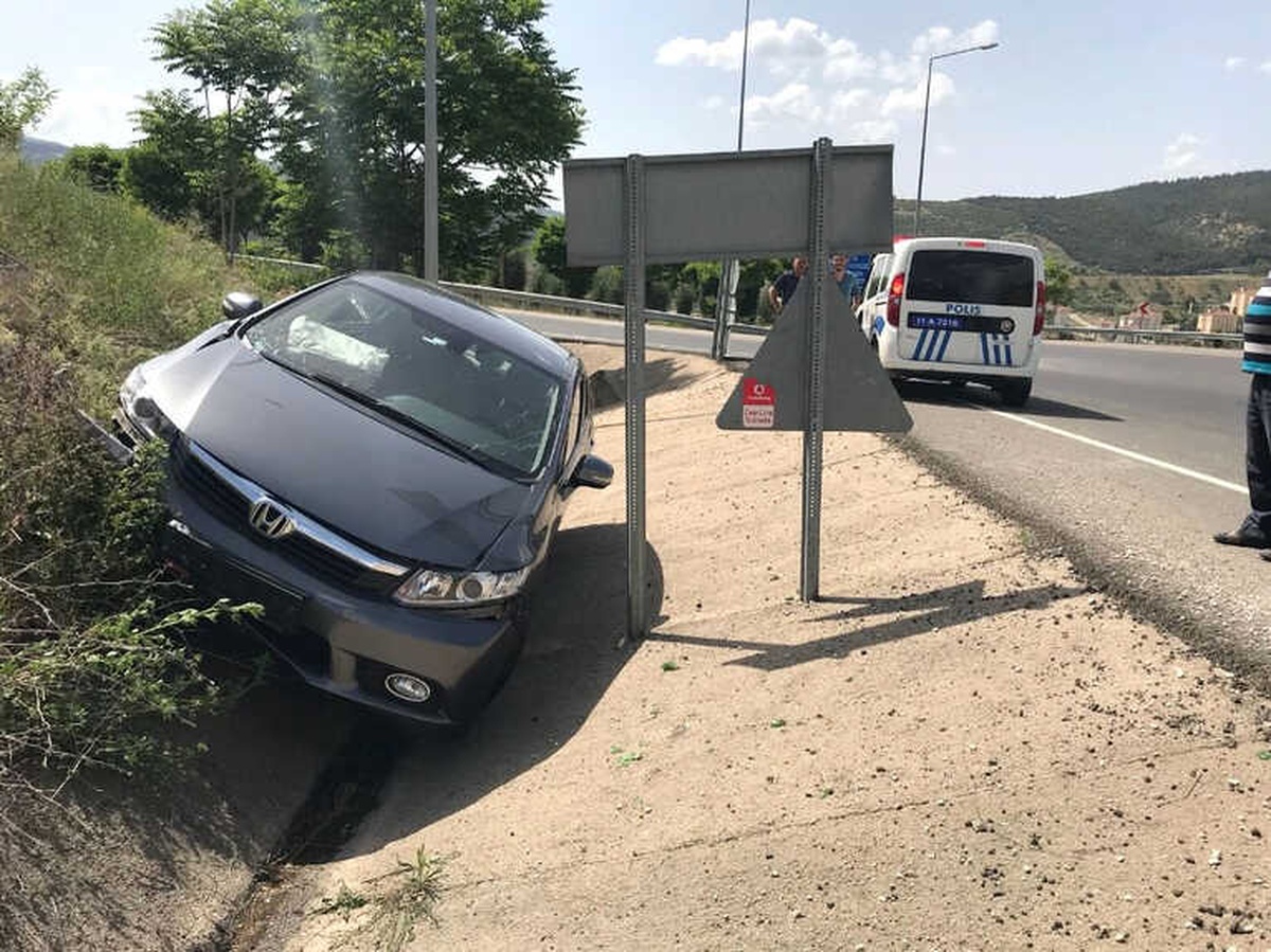Kontrolden Çıkan Araç Su Kanalına Düştü