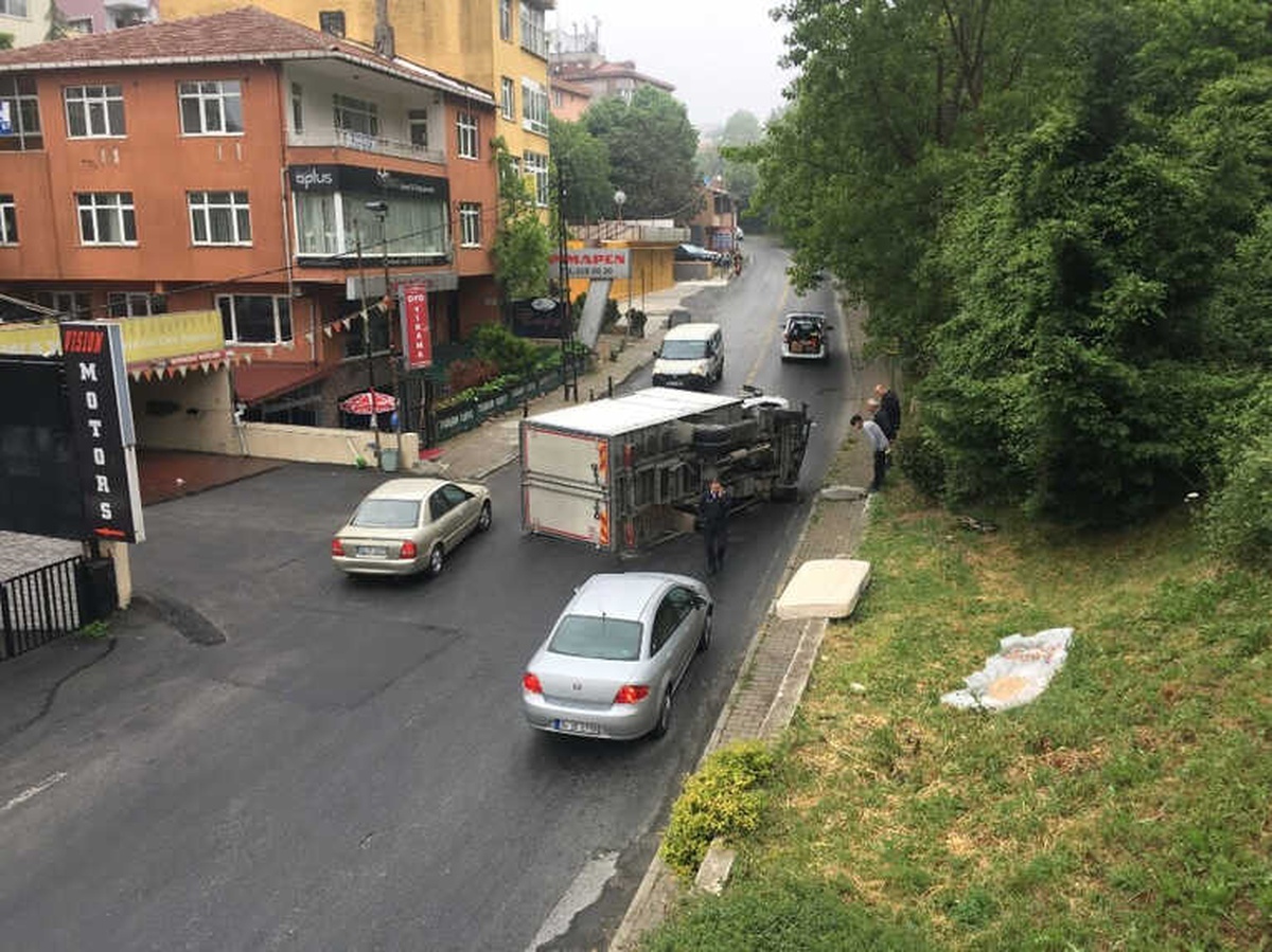 Beşiktaş\'ta Kaldırıma Çarpan Kamyonet Takla Attı: 2 Yaralı